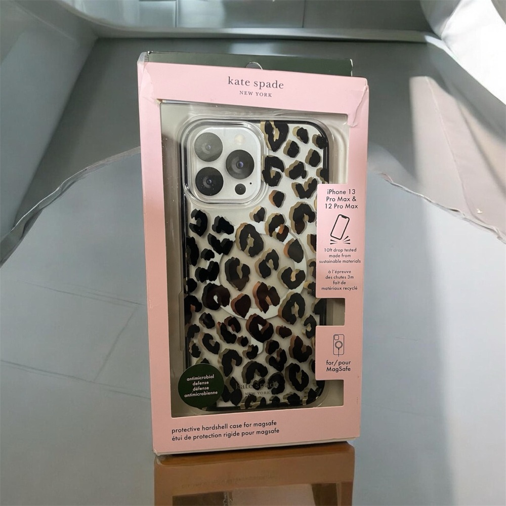 Kate Spade iPhone13/12 ProMax
Leopard Spot
Clear Black/Metallic Gold
MagSafe